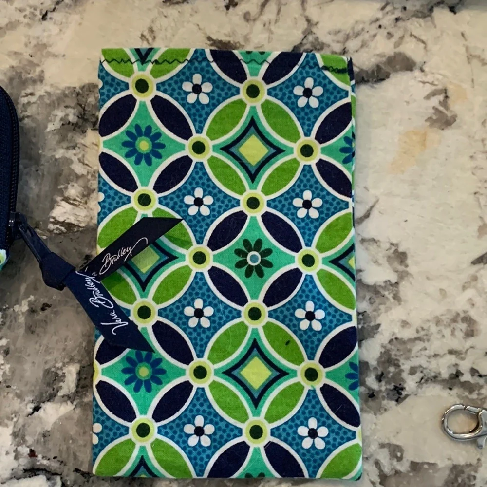 Brand New Vera Bradley wristlet, keychain & storage zip bag green/blue floral - Picture 3 of 7